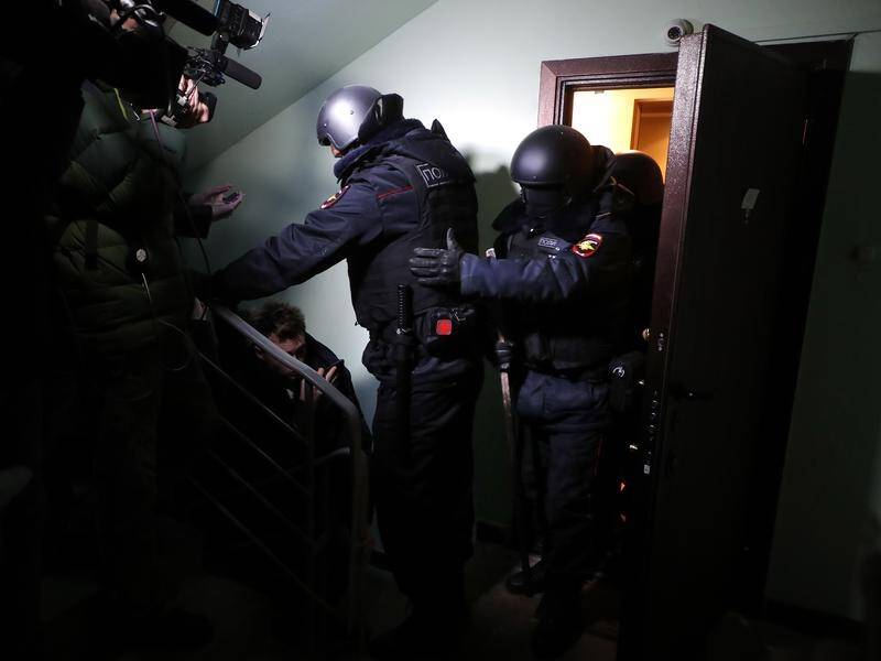 Police have left the apartment of Russian opposition leader Alexei Navalny.