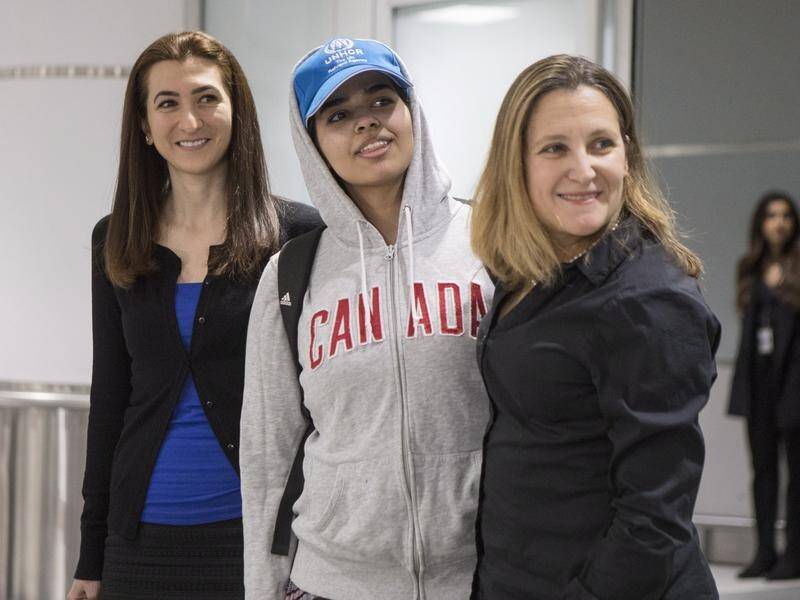 Canadian Foreign Minister Chrystia Freeland (R) has welcomed Saudi teen Rahaf Mohammed Alqunun.