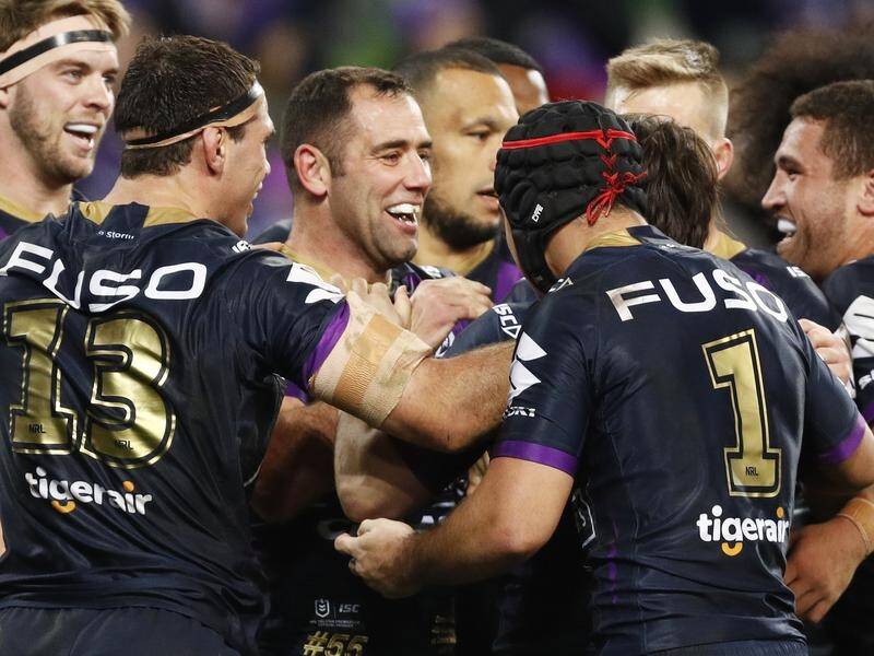 Cameron Smith (3L), in his record 400th NRL game, has led Melbourne to a 40-16 win over Cronulla.